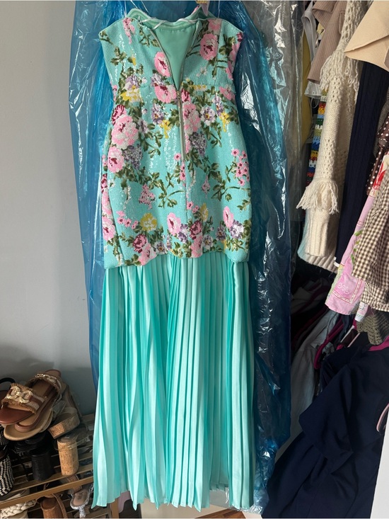 Elliatt Dresses & Skirts - Elliatt Mint Floral Knit Maxi Dress